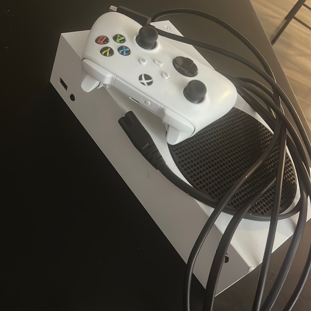 Xbox great condition, nothing broke , comes with 2 controllers